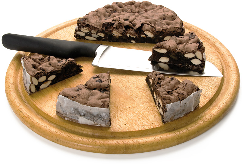 Mandorlato al cioccolato su tagliere